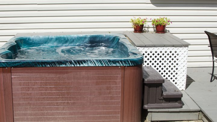 Jacuzzi d&rsquo;extérieur : ce qu&rsquo;il faut savoir avant d&rsquo;en acheter un